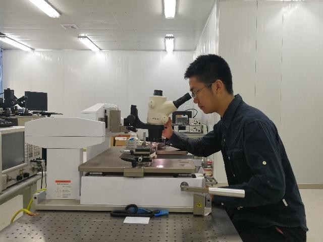 中國大學(xué)生發(fā)明“通用芯片” 有望讓5G通信“通全球” 中國大學(xué)生發(fā)明“通用芯片” 有望讓5G通信“通全球”